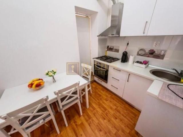 Piata Unirii|, apartament lux| cladire istorica| centrala proprie| 04.10.26