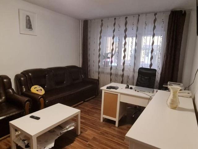 Piata Gorjului, Moinesti