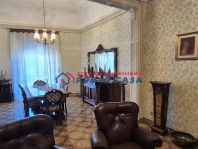 PIAZZA CIMITERO – Soluzione indipendente P.T. + 1p. di 1.000mq ca. con n. 3 locali commerciali e n. 3 unit abitative + giardino. Da ristrutturare. E