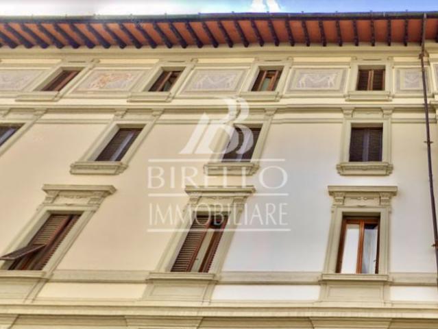 PIAZZA OBERDAN in signorile ed antico palazzo con ascensore, al terzo ed ultimo piano | Birello Immobiliare