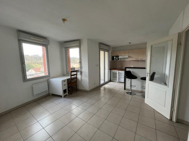 PIBRAC, proche gare, appartement T2 avec balcon, parking et cave