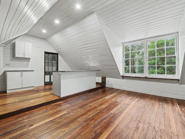 PICTURESQUE RIVER VIEWS IN A PRIVATE TREEHOUSE SETTING THIS BUSH BARN STUDIO OFFERS AN AMBIANCE AND STYLE THAT YOU WONT FIND ANYWHERE ELSE. !