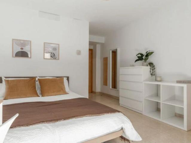 Picturesque room with balcony in 11 bedroom apartment, Sol