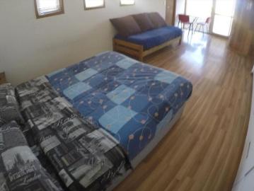 Pieza estilo mini loft con baño y salida a una terraza con vista al Mar