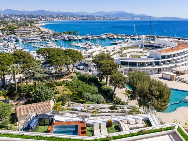 Pieds dans l'eau, Appartement 4 pièces avec grande terrasse d'angle et piscine à Villeneuve Loubet plage