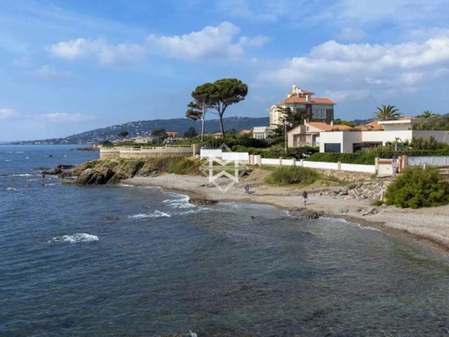 Pieds dans l'eau, luxueuse villa contemporaine
