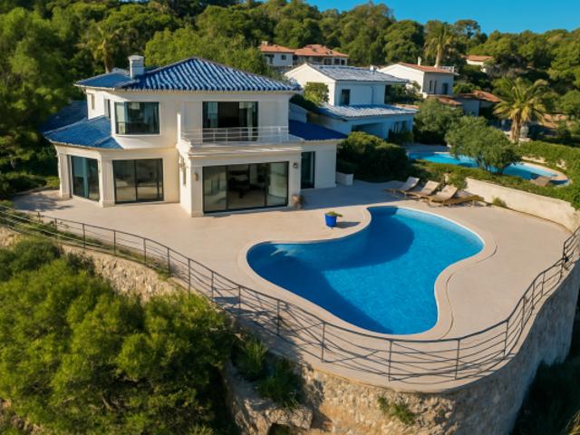 PIEDS DANS L'EAU VILLA DE 240M2 FACE A LA MER AVEC PISCINE, AUX ISSAMBRES
