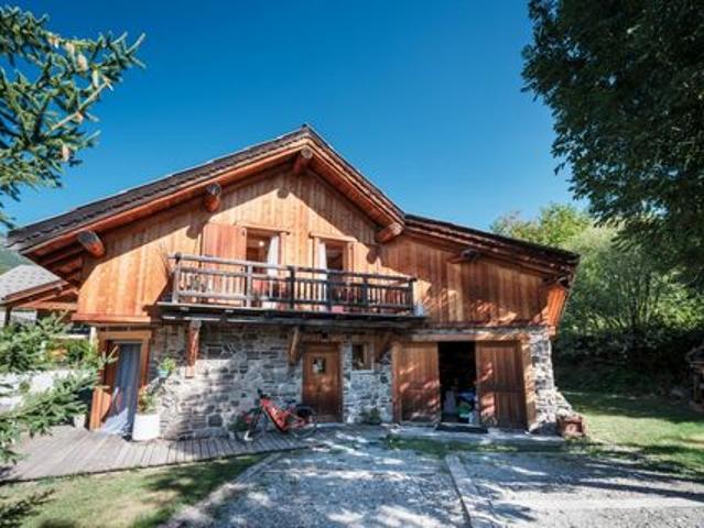 Parement en pierre, bois et lumière au cœur des Alpes