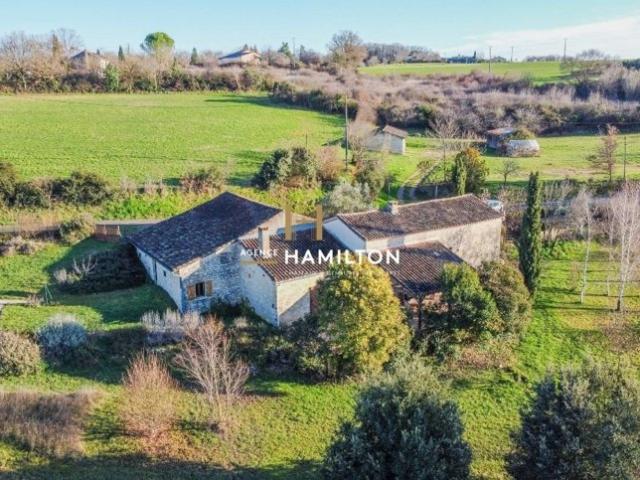 PIERRE, VOLUMES ET NATURE: UNE FERME DE CARACTERE RESTAUREE