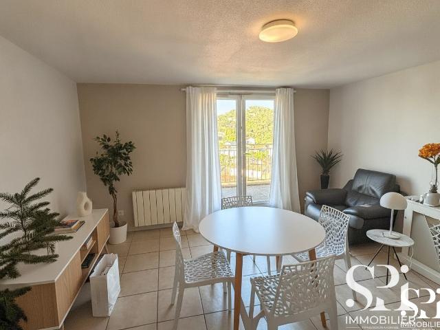 PIERREFEU DU VAR A VENDRE T 2 + Parking Vue panoramique vignobles et village