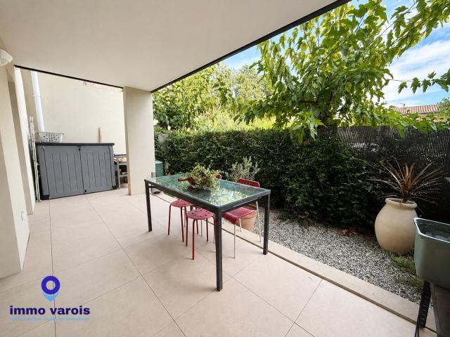 PIERREFEU DU VAR RARE A LA VENTE Bel appartement récent T2 avec terrasse, jardin et 2 parkings