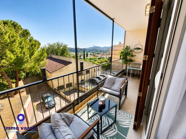 PIERREFEU Lumineux T3 avec terrasse, cave et garage