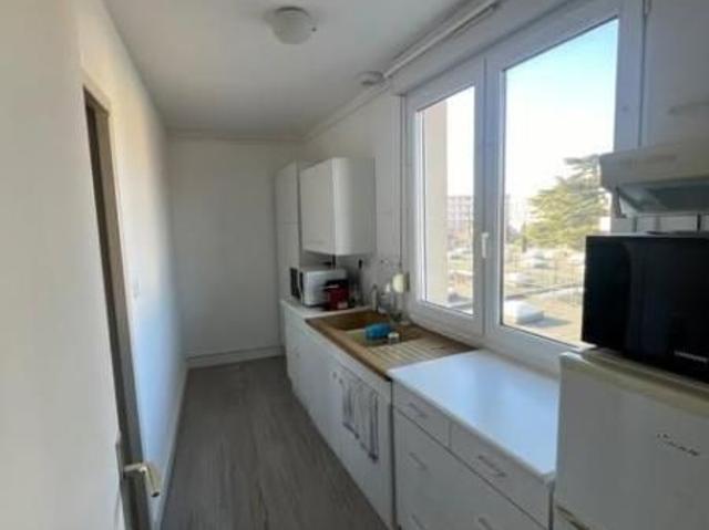 PIERRELATTE, APPARTEMENT T3 D'ENV. 69M²