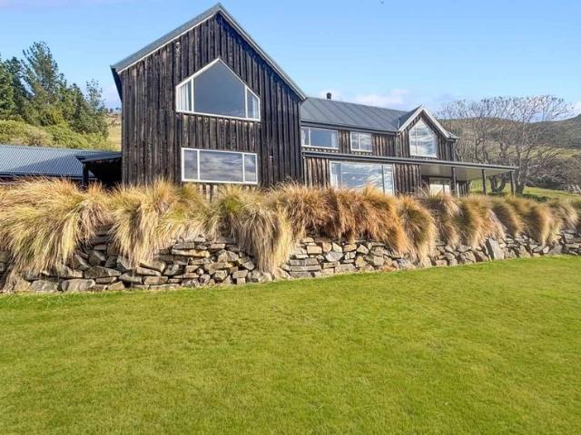 PIGEON BAY 5 BEDROOMS, 3 BATHROOMS, LOG BURNER, SINGLE GARAGE