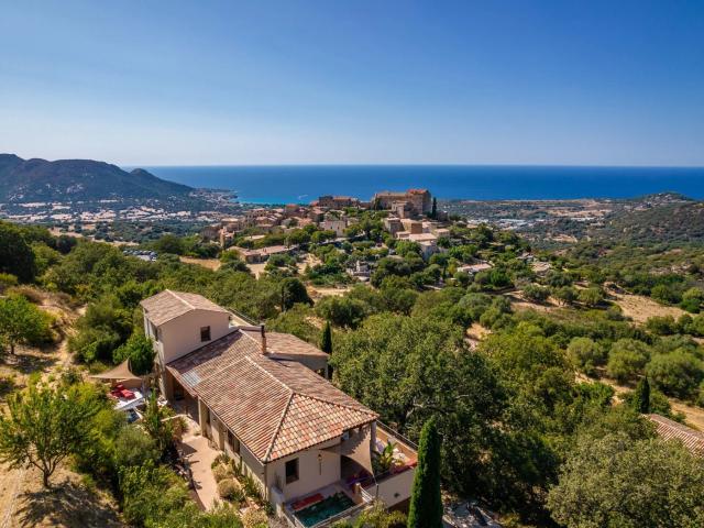 PIGNA – PROPRIÉTÉ D’EXCEPTION AVEC VUE PANORAMIQUE MER, VILLAGE & MONTAGNES