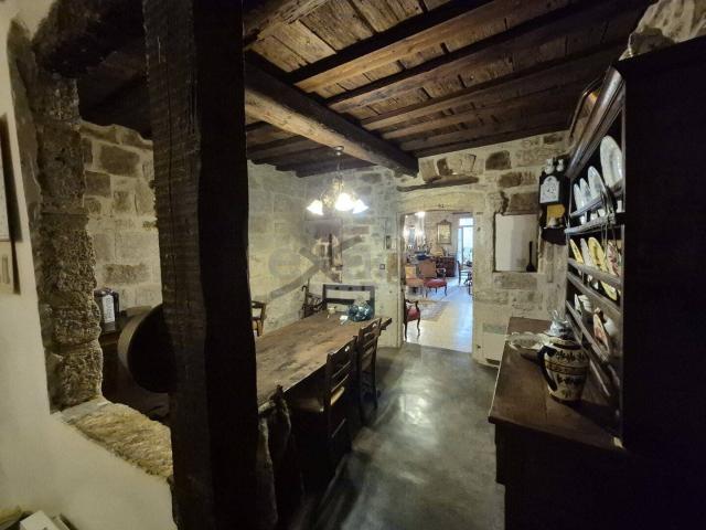 PIGNAN CHARMANTE MAISON DE VILLAGE AVEC POTENTIEL