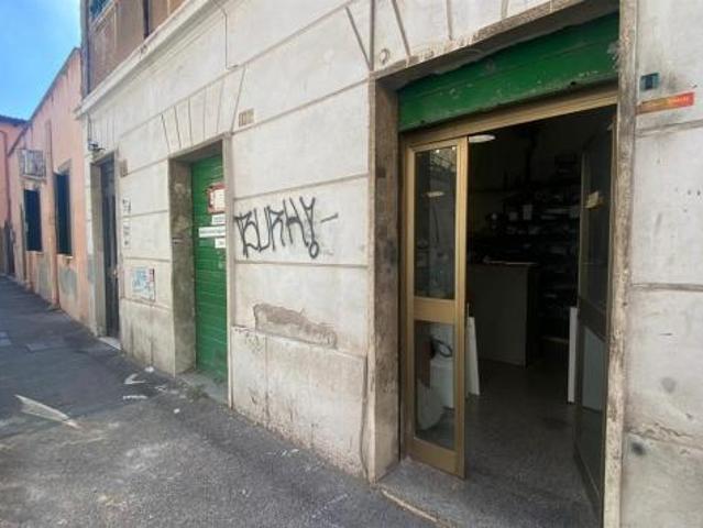 Pigneto locale commerciale due vetrine con corte interna