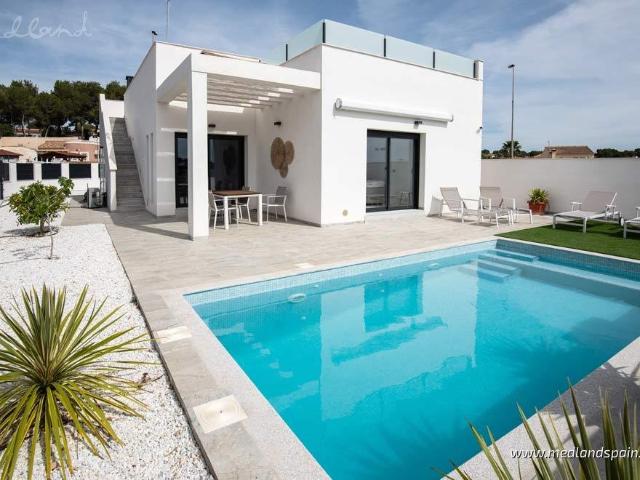 Nowoczesna villa z basenem i solarium w Hiszpanii