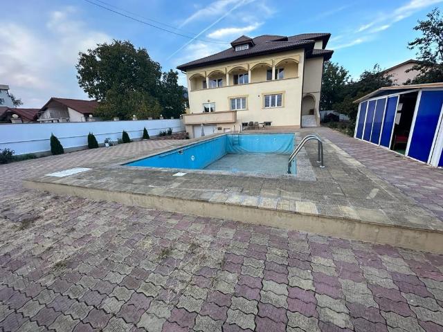 Pipera:Vila individuala cu 12 camere, teren de 1000 mp, ideala pentru activitati comerciale !