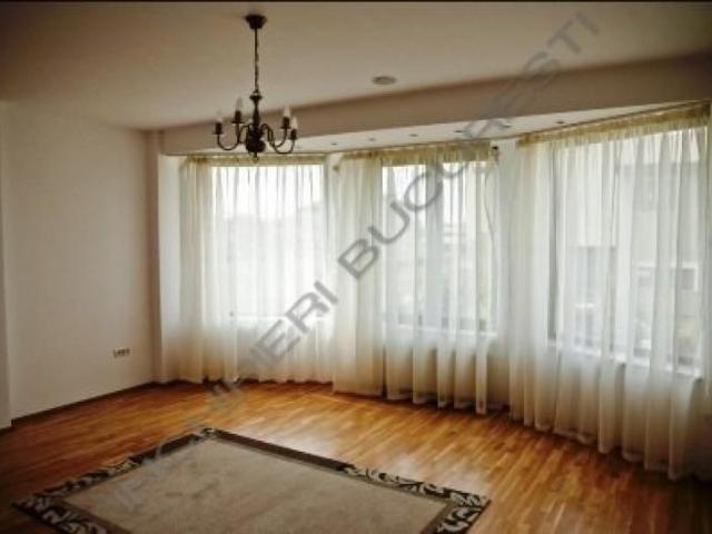 PIPERA VILA LUX DE INCHIRIAT