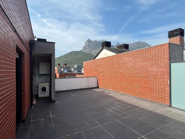 PISAZO A ESTRENAR EN RAMALES! 3 HABITACIONES, 2 TERRAZAS, 2 BAÑOS, PLAZA DE GARAJE, PISCINA COMUNITARIA.
