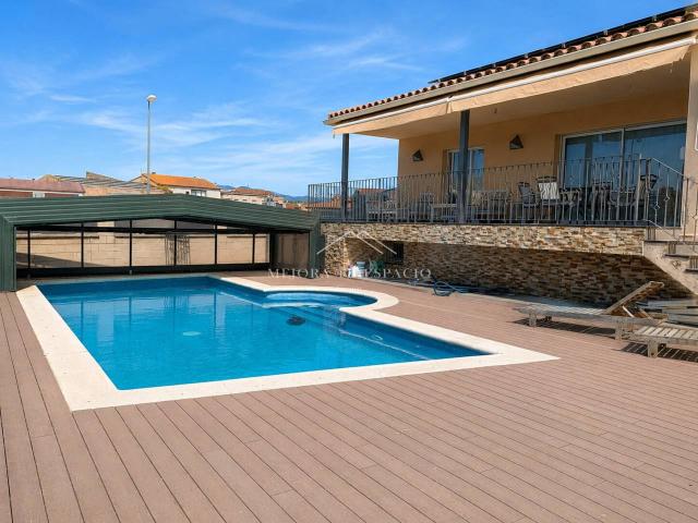 Piscina climatizada cubierta · 5 dormitorios · Garaje de 153 m² · Placas solares · Parcela de 603 m²