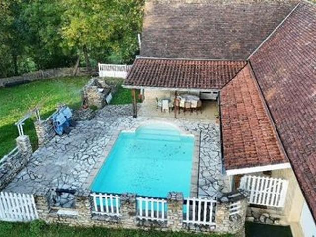 Piscine, dépendance et jardin: tout est réuni !