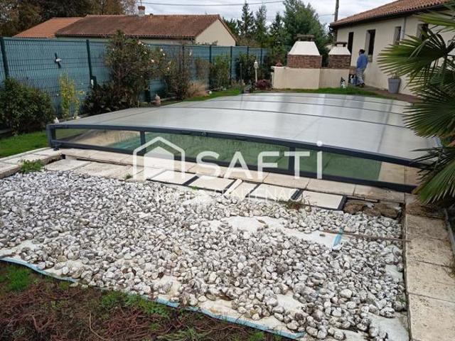 Piscine et tour au niveau de la salle manger