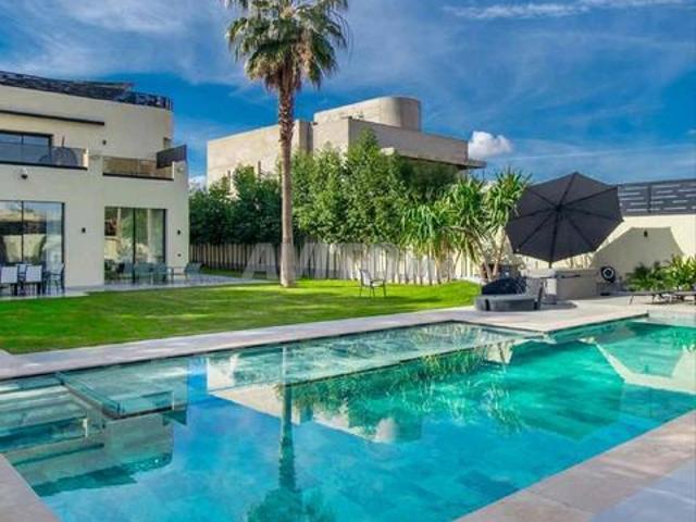 Piscine Privée de Luxe avec Pergola et Jacuzzi