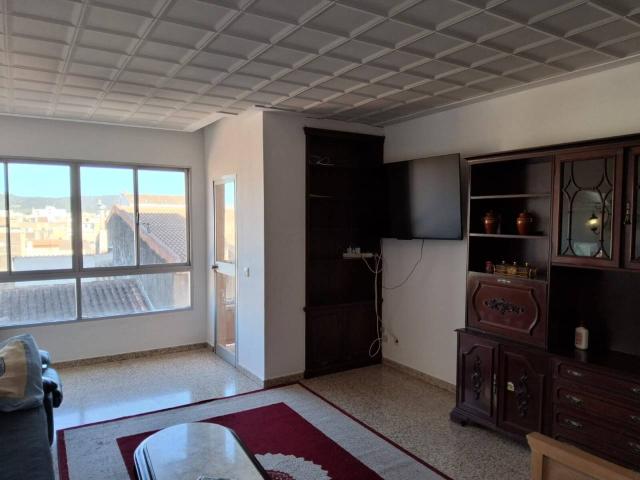 Piso muy amplio de 153 m2, 4 habitaciones, terraza y ascensor