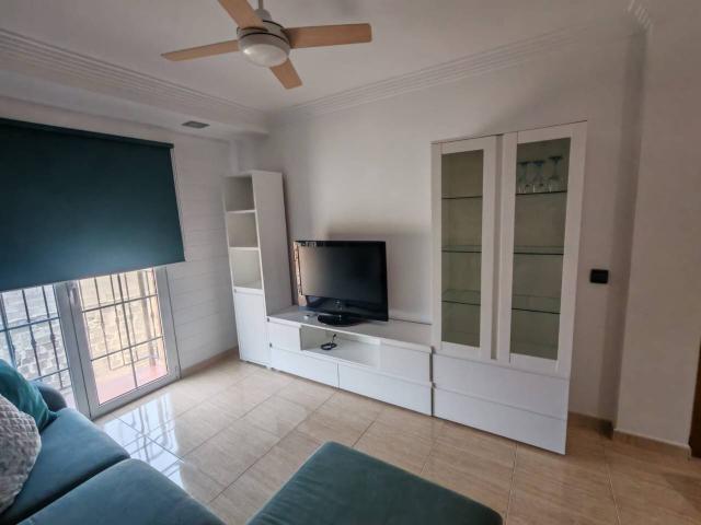 Piso moderno de 3 habitaciones amueblado con plaza de garaje en Las Huesas, Telde