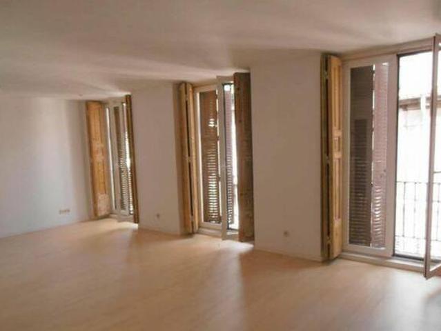 Piso moderno sin amueblar 2 dormitorios y 2 baños en el de Malasaña 170 m2 3 balcones
