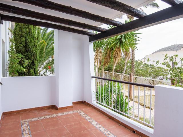 Piso nuevo impecable: 3 dormitorios, terraza y vistas a la piscina