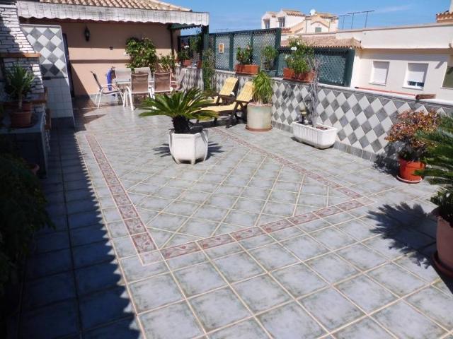 MARAVILLOSO ATICO CON 2 SALONES, TERRAZA, GARAJE Y PISCINA COMUNITARIA