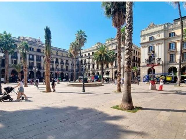 Piso a estrenar a 50 metros de la famosa Plaza Reial