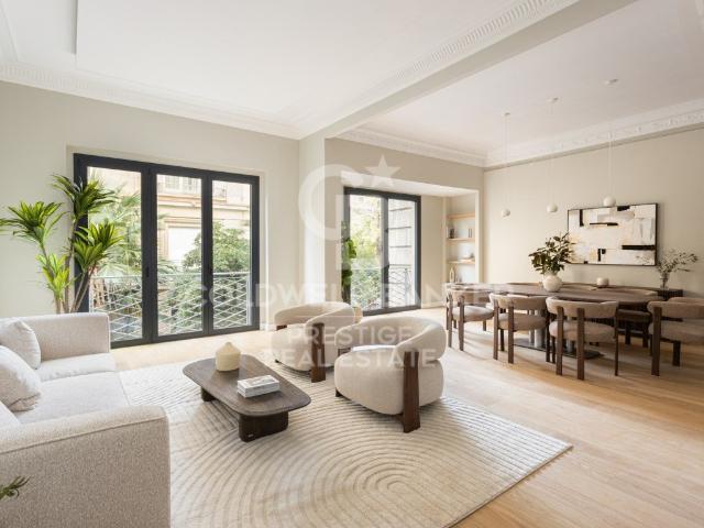 Piso a estrenar en venta en Calle Muntaner 196m² Barcelona