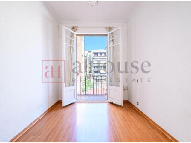 PISO A REFORMAR CON BALCÓN EN L´EIXAMPLE