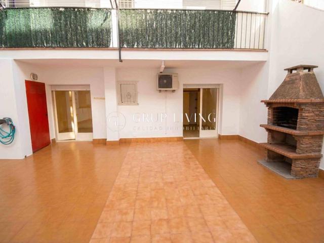 PISO A REFORMAR CON GRAN TERRAZA DE 40 m2 EN EL CENTRO DE SITGES