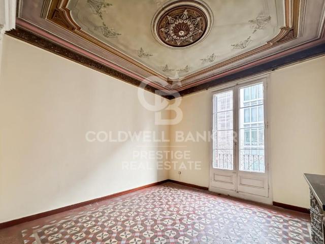 Piso a reformar con terraza privada cerca de Rambla Cataluny. 91m² Barcelona