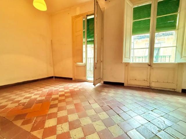 Piso a reformar para comprar en Barcelona, España