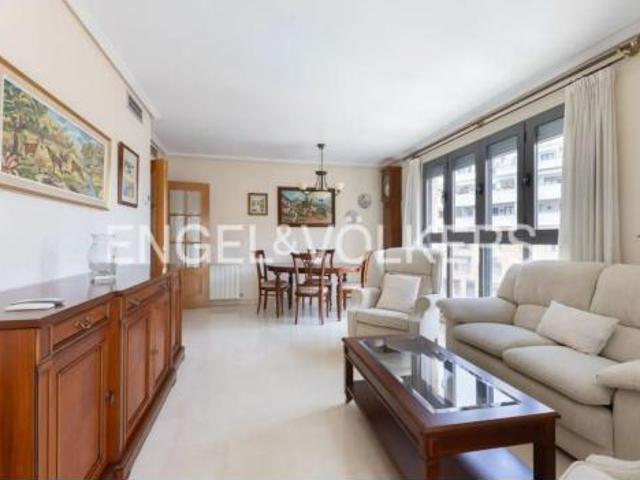 Piso Alquiler València Capital, Penya roja