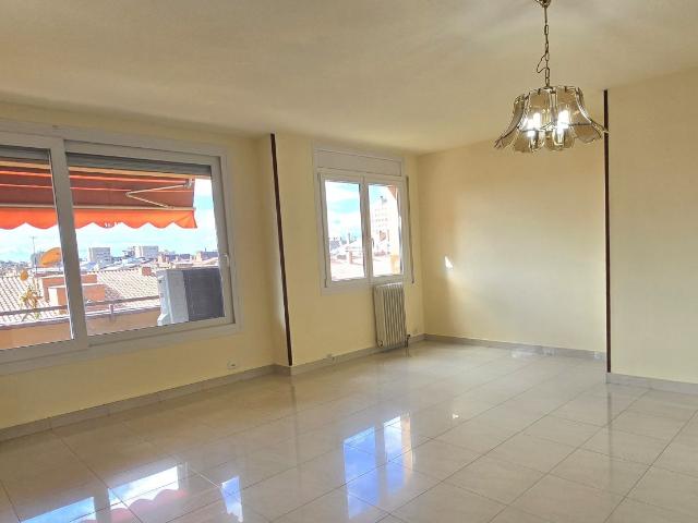 Girona, Emili Grahit | Piso amplio con terraza, luz y gran potencial de reforma