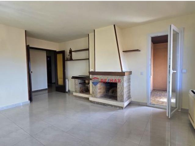 Piso alto con terraza y gran potencial en Emili Grahit