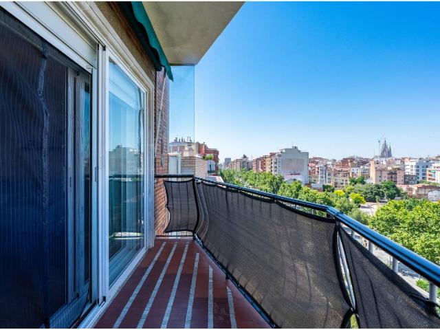 Piso alto, amplio y luminoso con buenas vistas en Avenida Meridiana