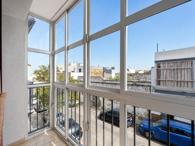Oportunidad en Chiclana: Piso de 92 m² amueblado con patio privado ideal para familias