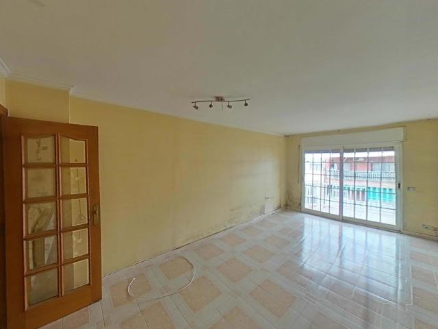 Piso amplio y listo para entrar a vivir en Rambla Sant Jordi con excelente conexión y todos los servicios a pie de calle