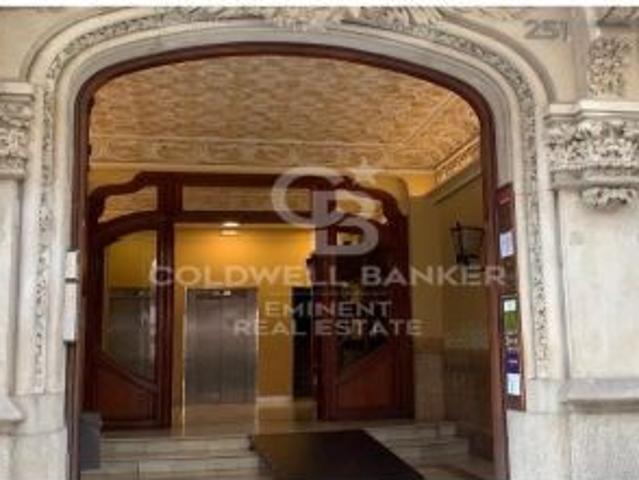 Piso amplio a pocos pasos de la Pedrera y Paseo de Gracia
