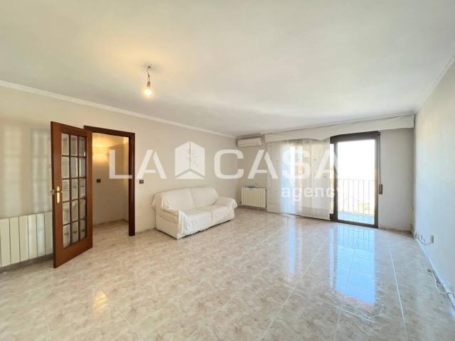 Piso amplio. Balcón con vistas despejadas. Tres habitaciones. Para entrar a vivir