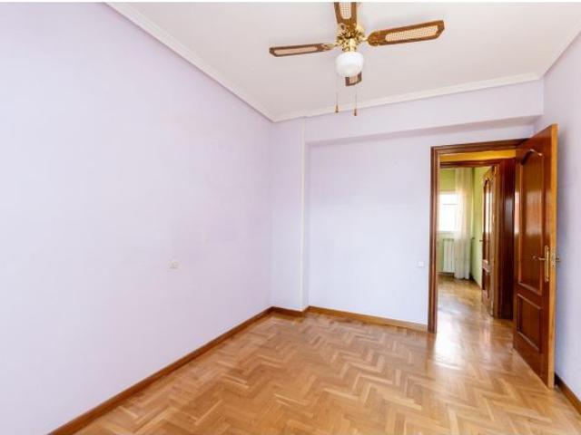 Piso amplio con 4 habitaciones y luminoso con terraza en zona tranquila y ajardinada
