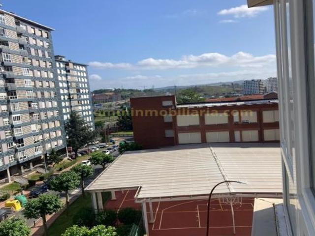 Piso amplio con balcón, vistas despejadas y portal reformado en Barakaldo